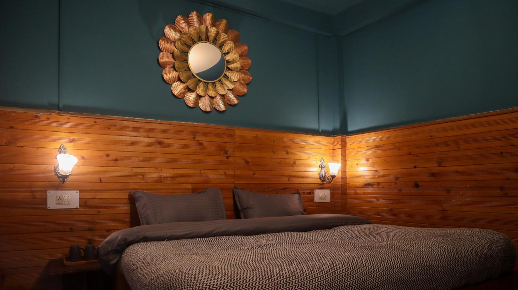 Whoopers Hostel Jibhi Room photo